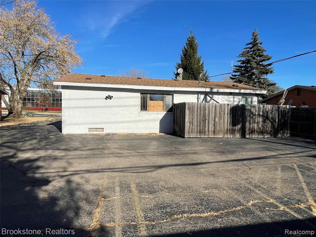 16983 W 10 Mile Road Property Photo 7