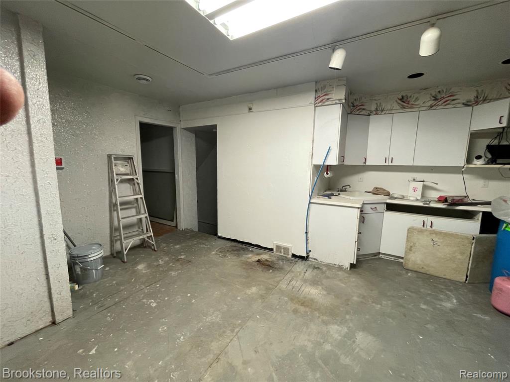 16983 W 10 Mile Road Property Photo 11
