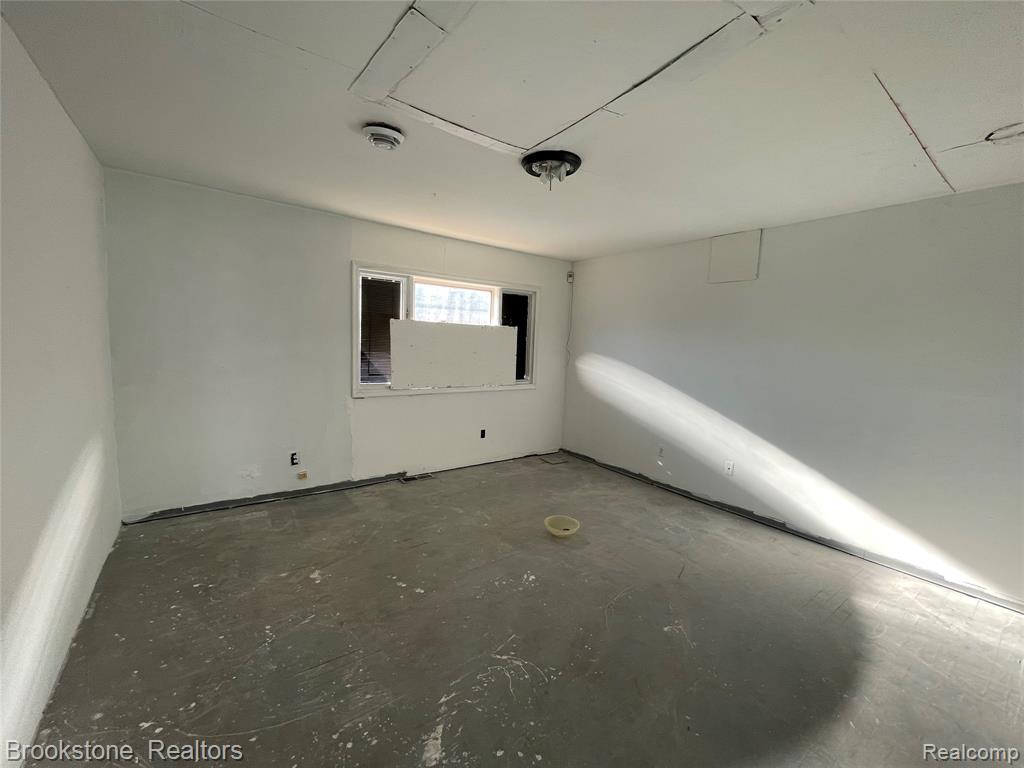 16983 W 10 Mile Road Property Photo 12