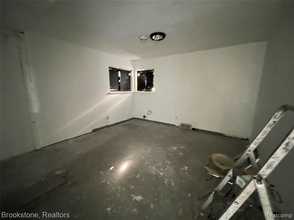 16983 W 10 Mile Road Property Photo 13