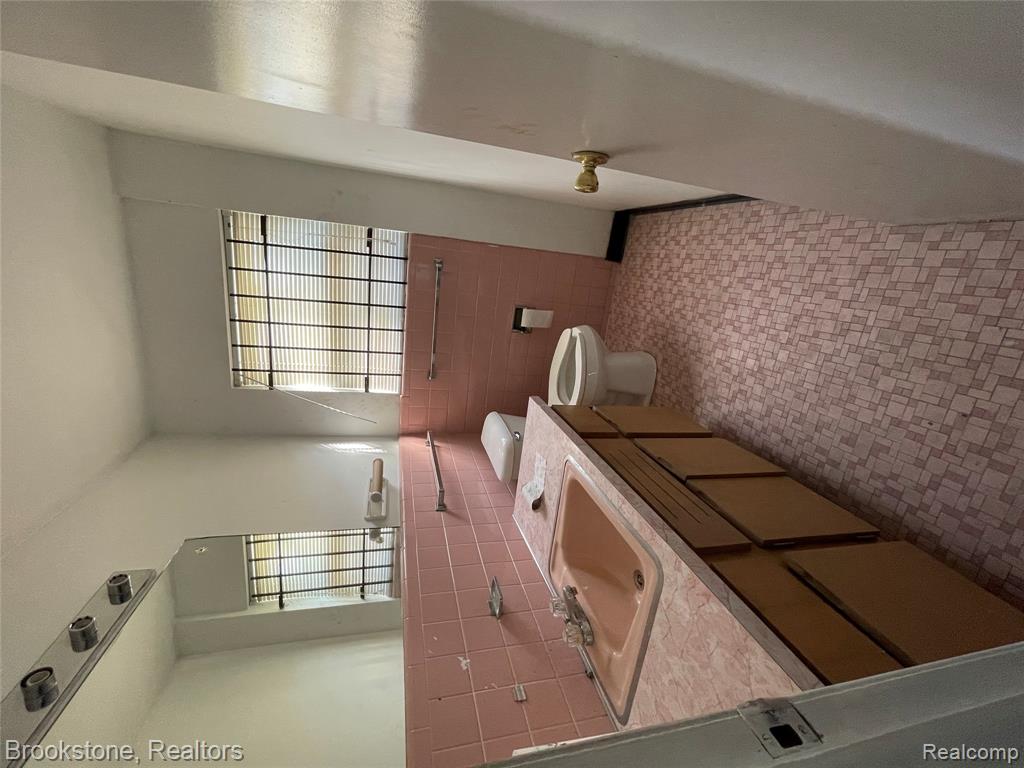 16983 W 10 Mile Road Property Photo 14