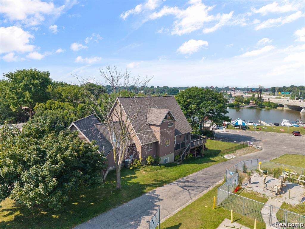 1907 Riverside Drive Property Photo 1