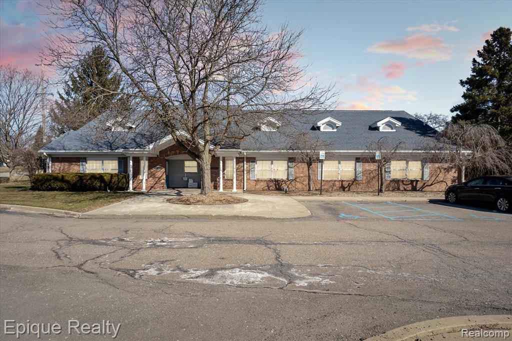 1425 S Graham Road Property Photo 1