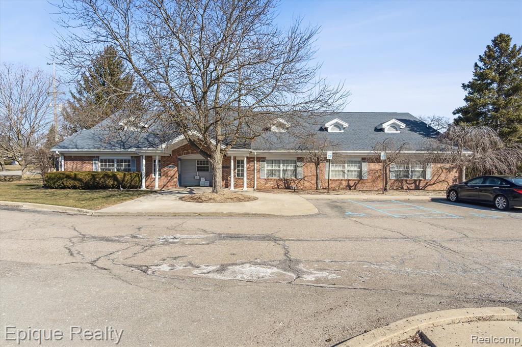 1425 S Graham Road Property Photo 3
