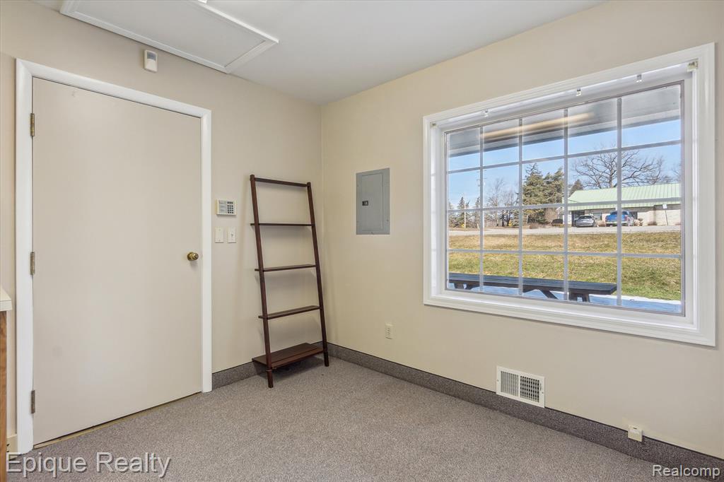1425 S Graham Road Property Photo 5