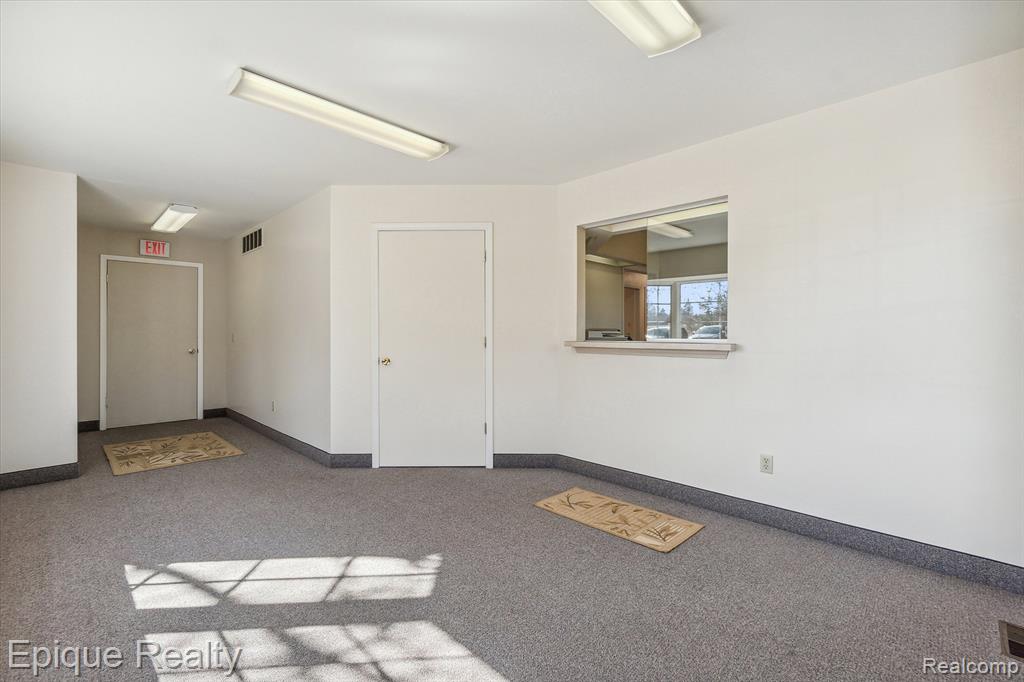 1425 S Graham Road Property Photo 8