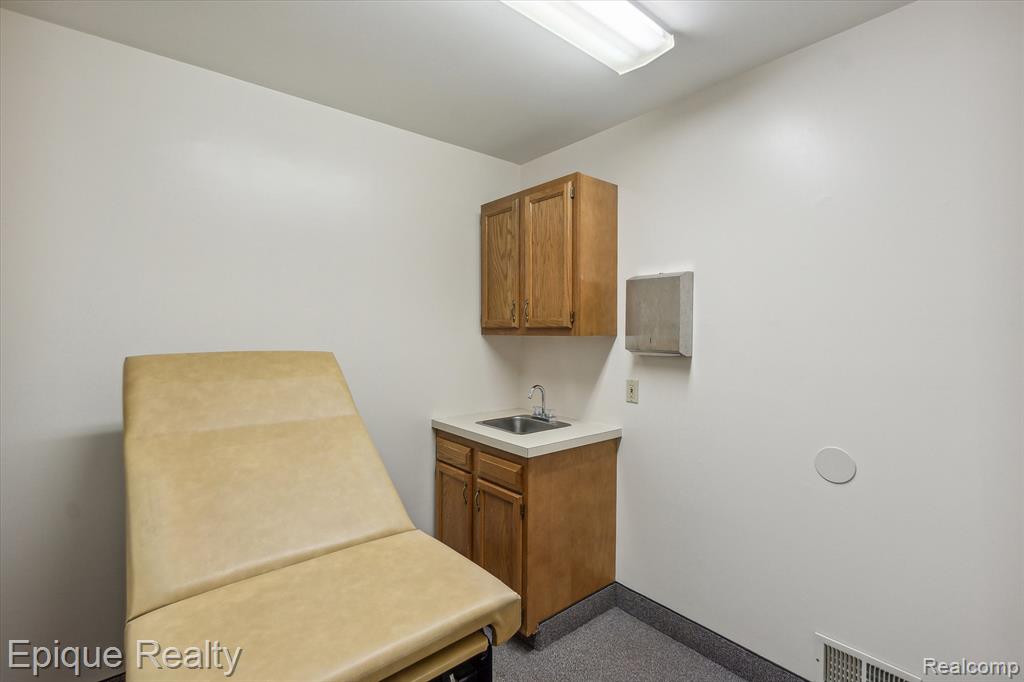 1425 S Graham Road Property Photo 15