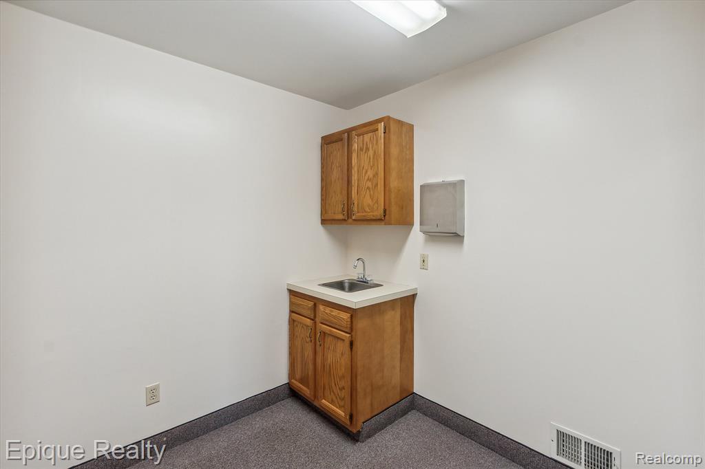 1425 S Graham Road Property Photo 19