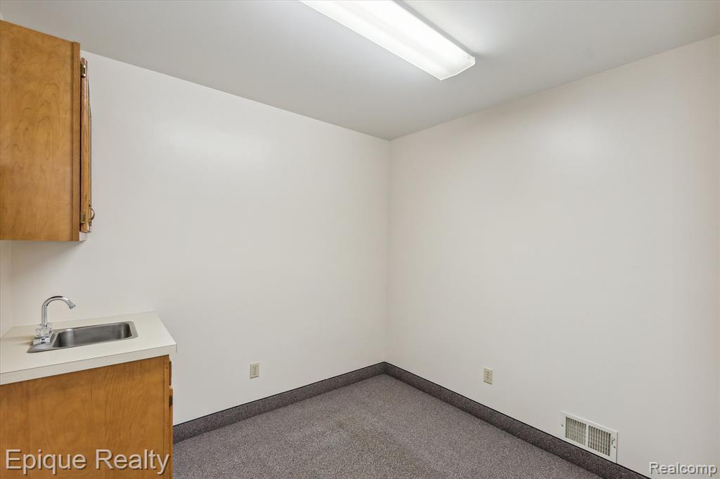 1425 S Graham Road Property Photo 23
