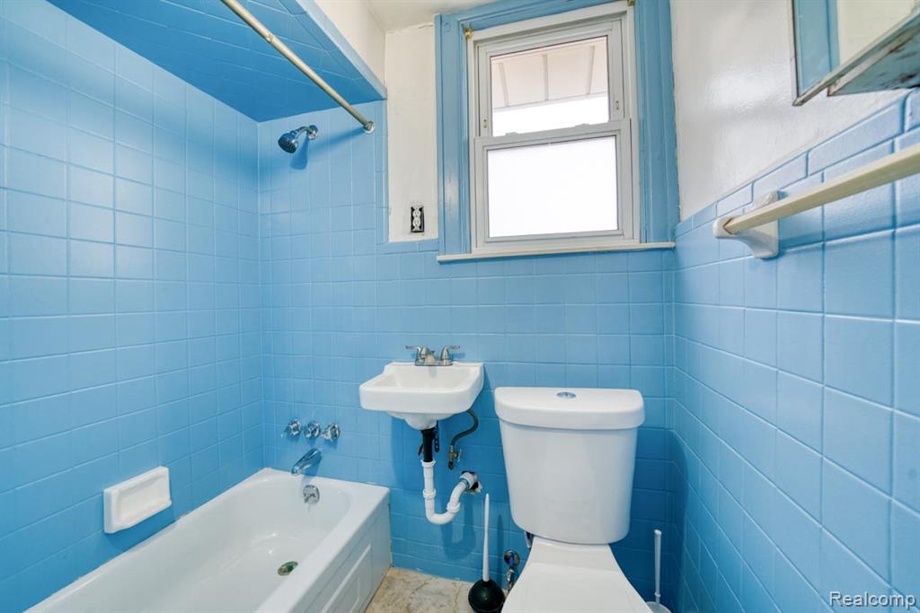 15509 Holmur Street Property Photo 3