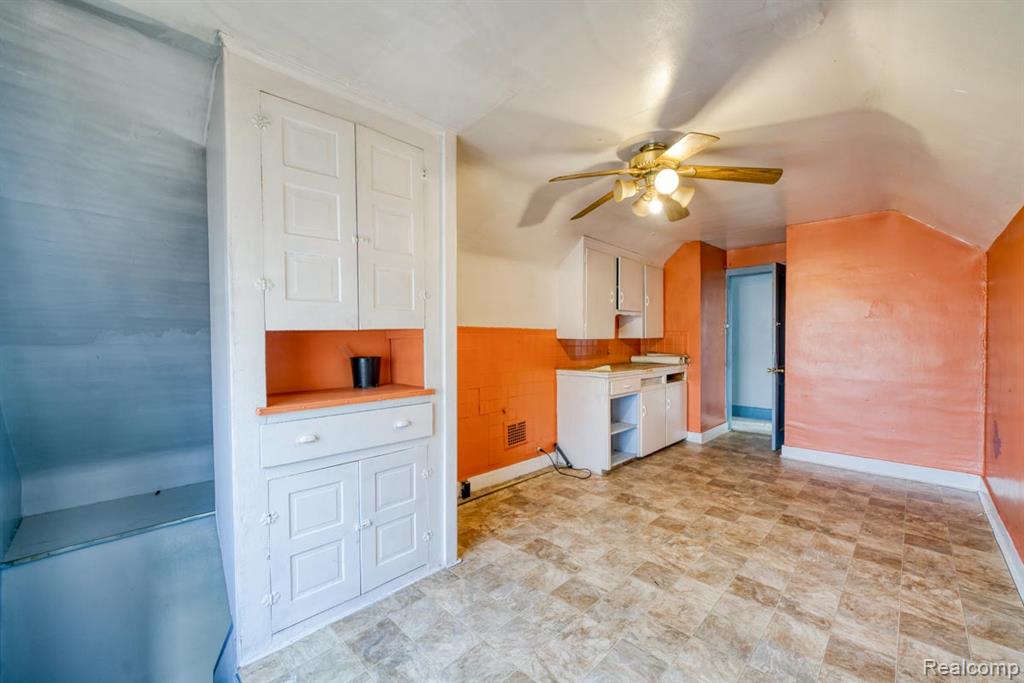 15509 Holmur Street Property Photo 7