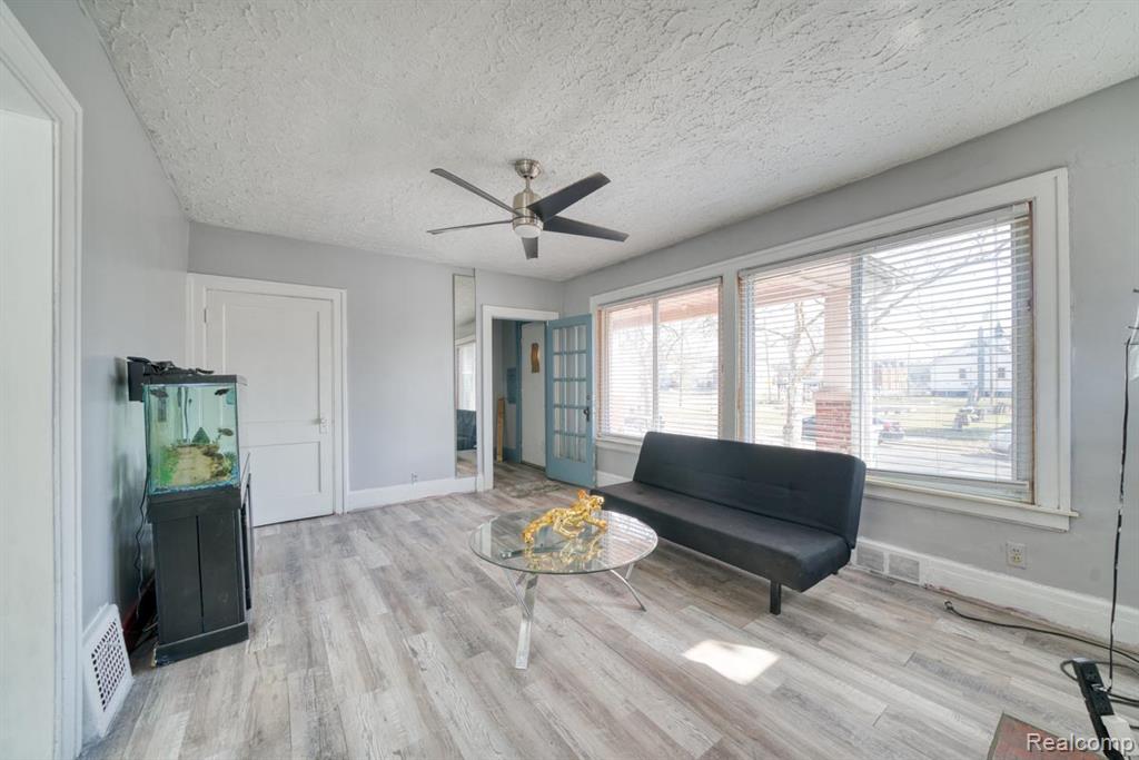 15509 Holmur Street Property Photo 12