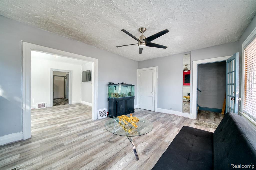 15509 Holmur Street Property Photo 14