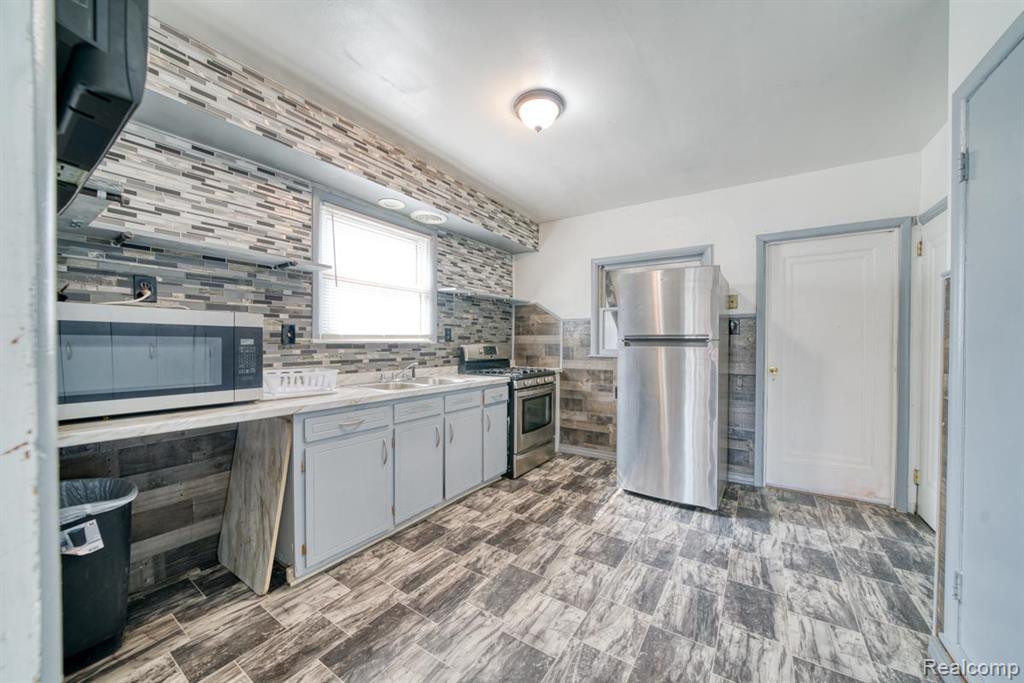 15509 Holmur Street Property Photo 16
