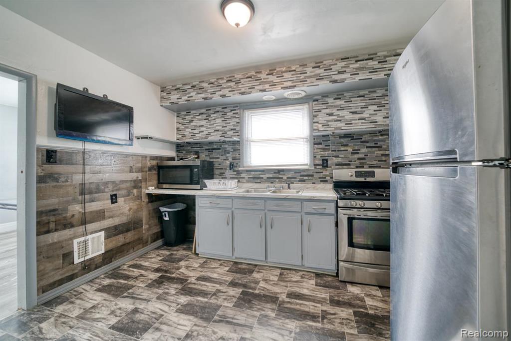 15509 Holmur Street Property Photo 17