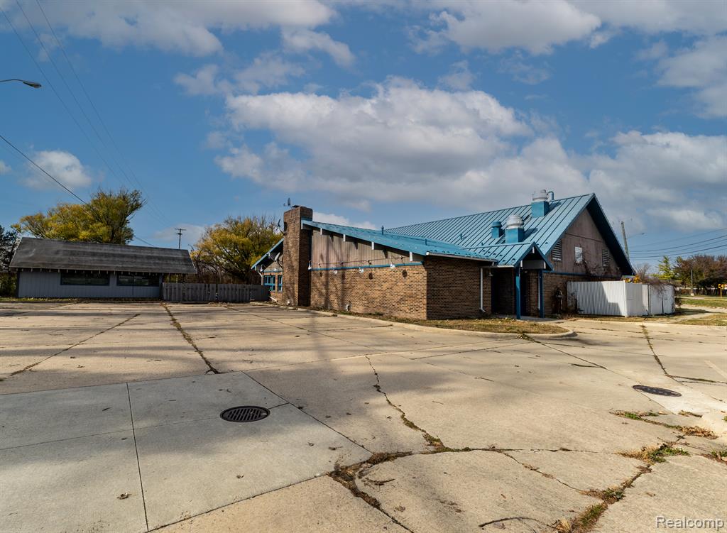 240 N River Road Property Photo 1