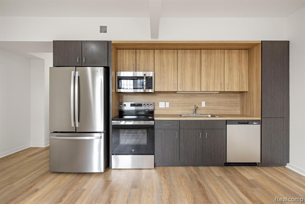 100 Seward Street Property Photo 10