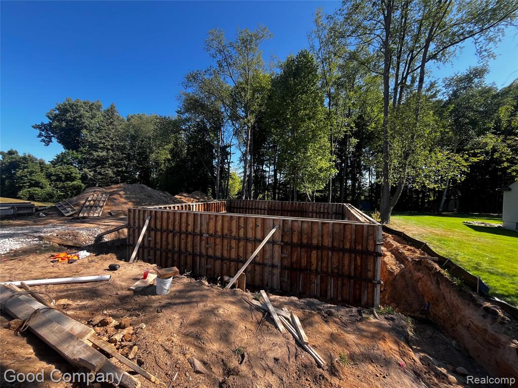 640 Sunnybeach Drive Property Photo 1