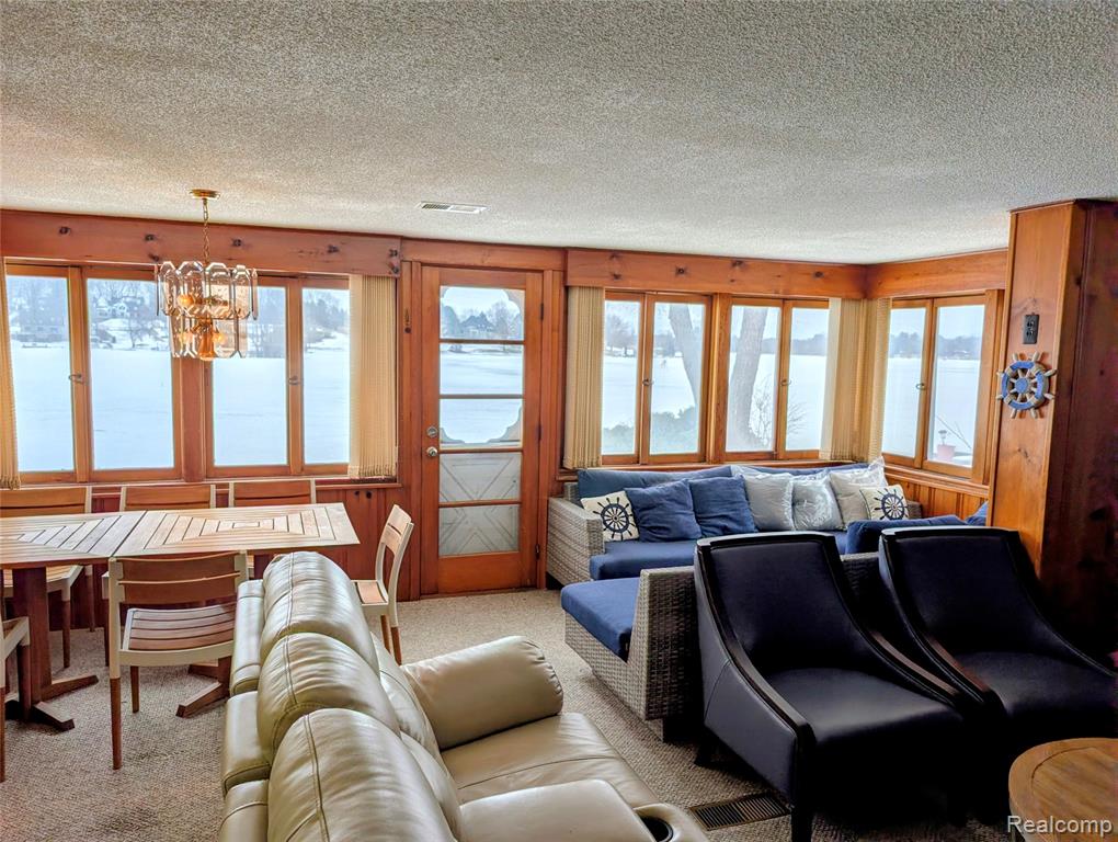 8461 Woodland Shore Drive Property Photo 7