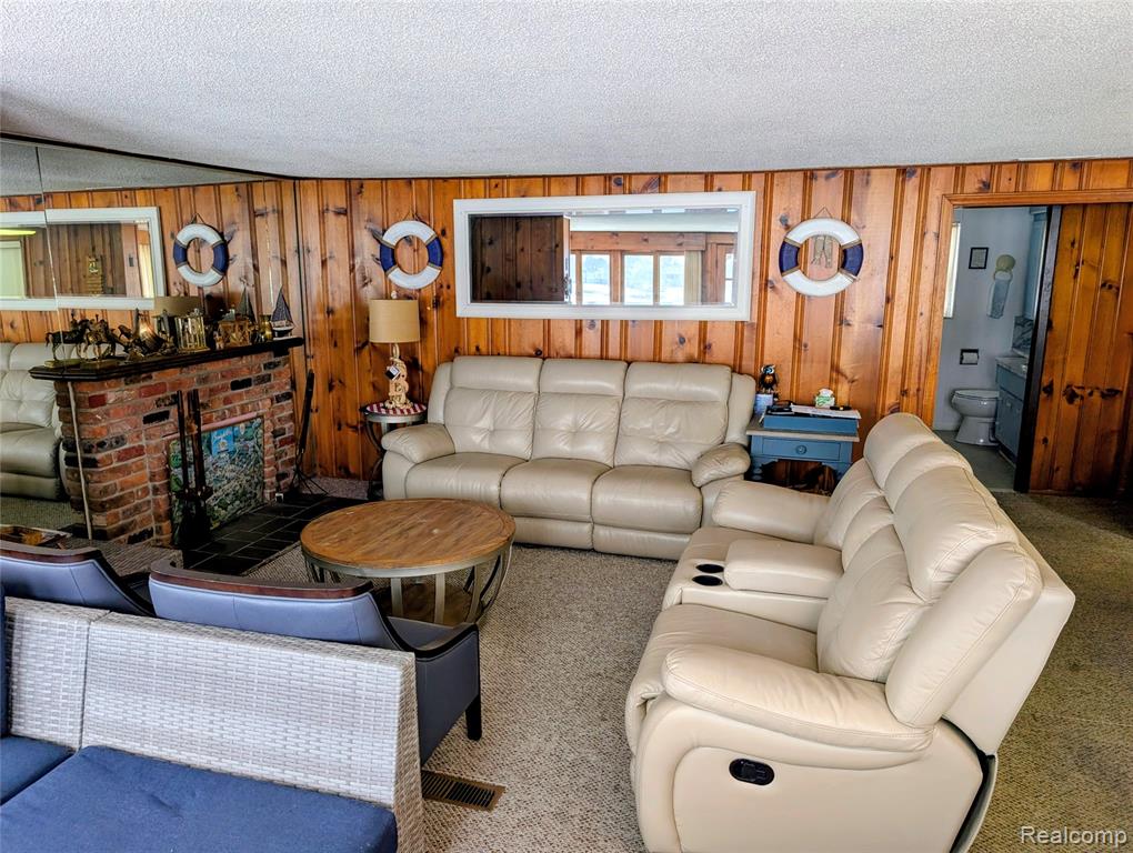 8461 Woodland Shore Drive Property Photo 10
