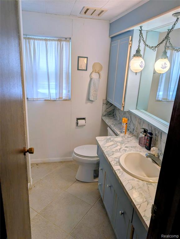 8461 Woodland Shore Drive Property Photo 16
