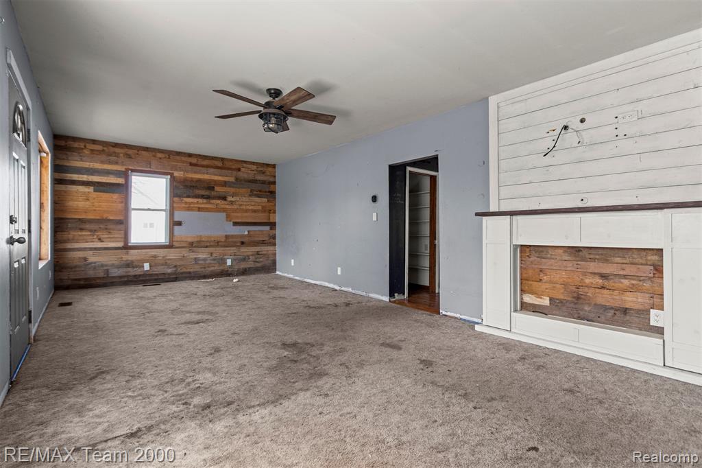 9267 Glenis Street Property Photo 4