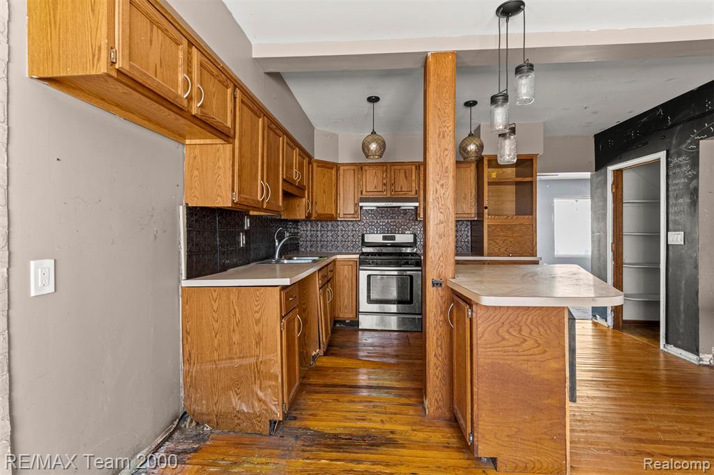 9267 Glenis Street Property Photo 7
