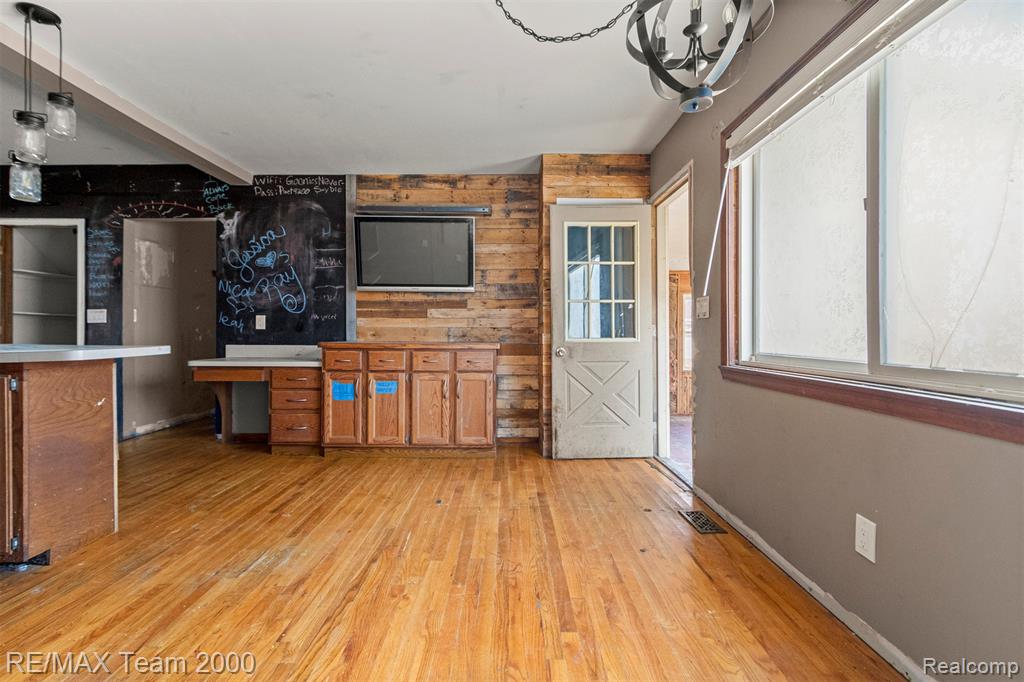 9267 Glenis Street Property Photo 11