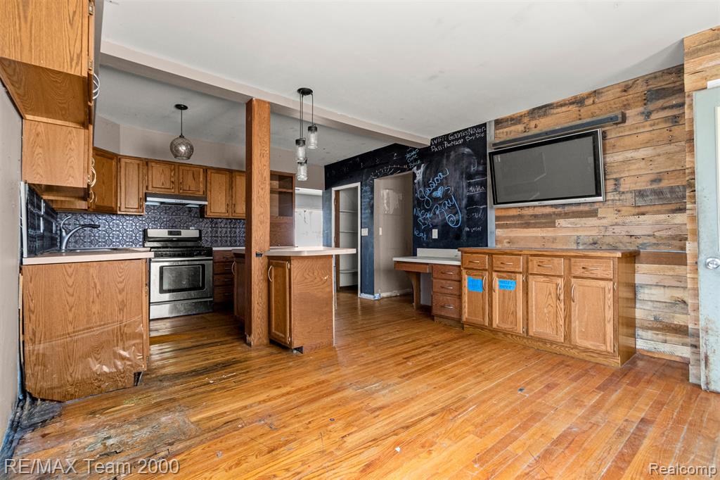 9267 Glenis Street Property Photo 12