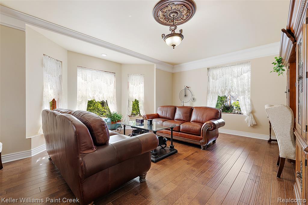 328 S Broadway Street Property Photo 10