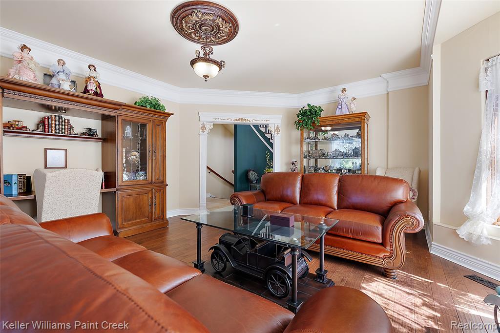 328 S Broadway Street Property Photo 11