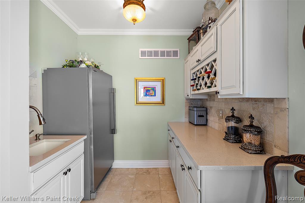 328 S Broadway Street Property Photo 18