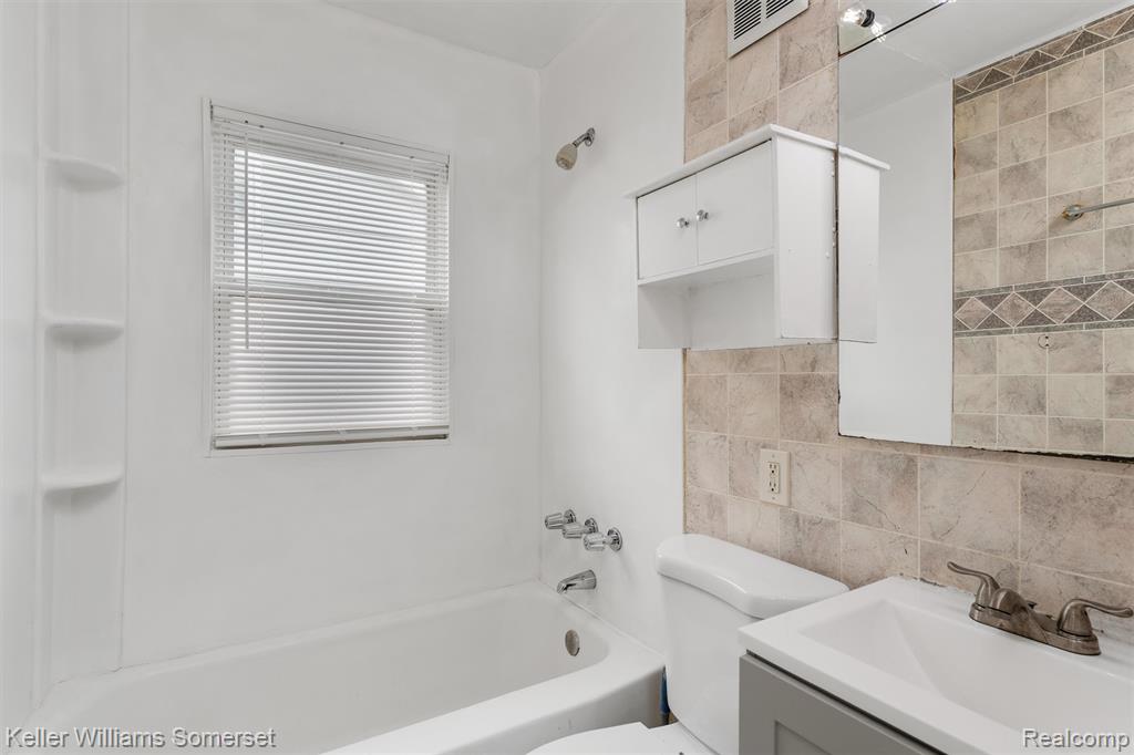 19163 Kenosha Street Property Photo 10