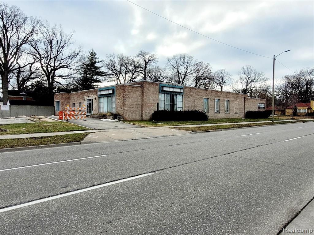 2411 W 8 MILE Road Property Photo 1