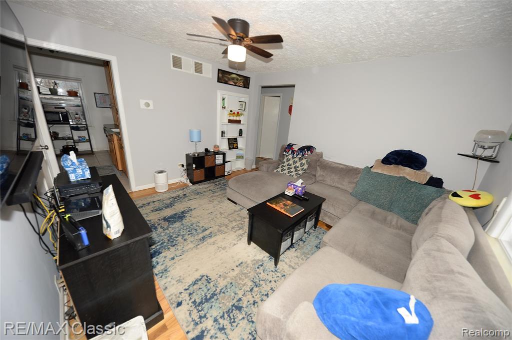 872 E Rowland Avenue Property Photo 3