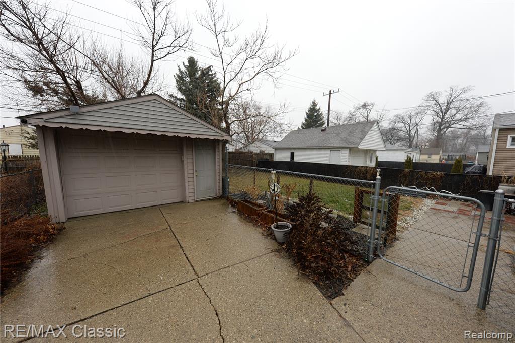 872 E Rowland Avenue Property Photo 15