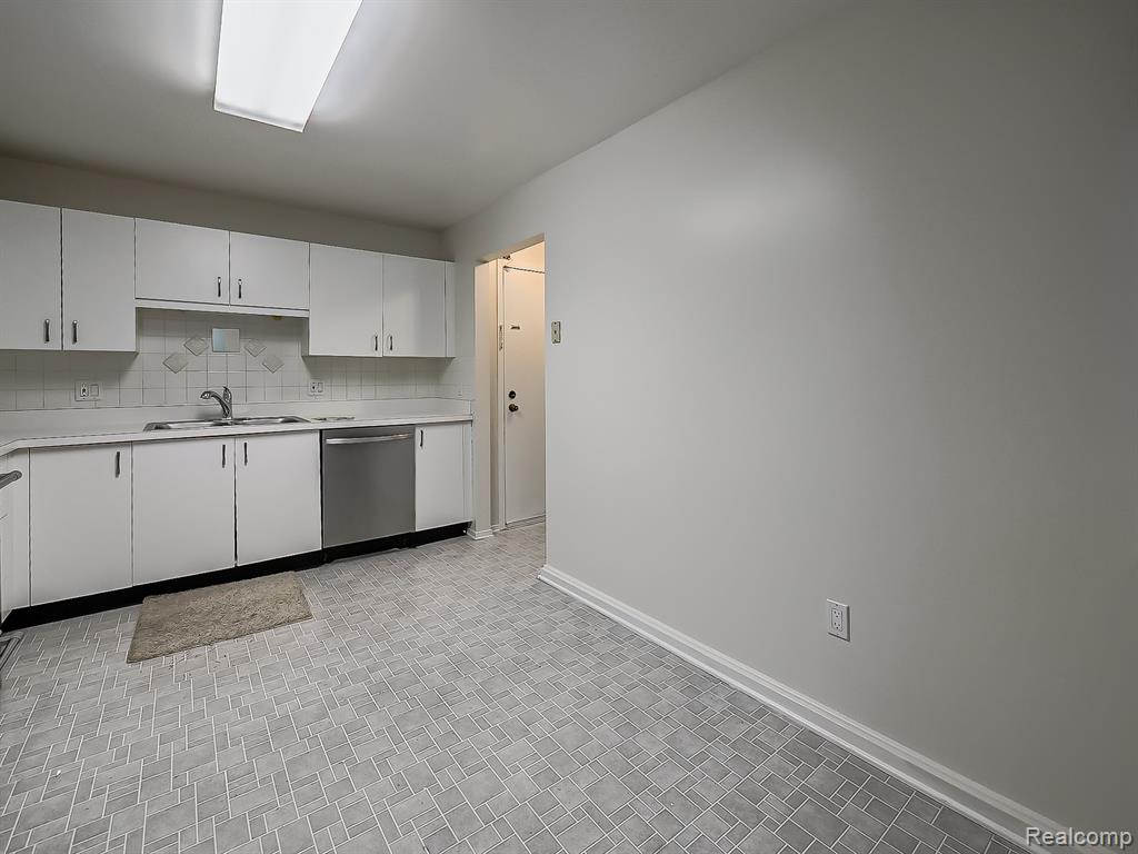 30414 Orchard Lake Road Property Photo 4