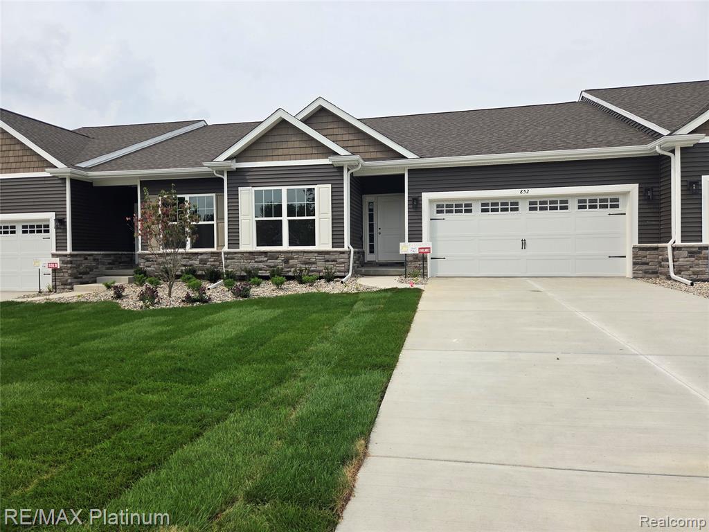 863 Oakwood Circle Property Photo 1