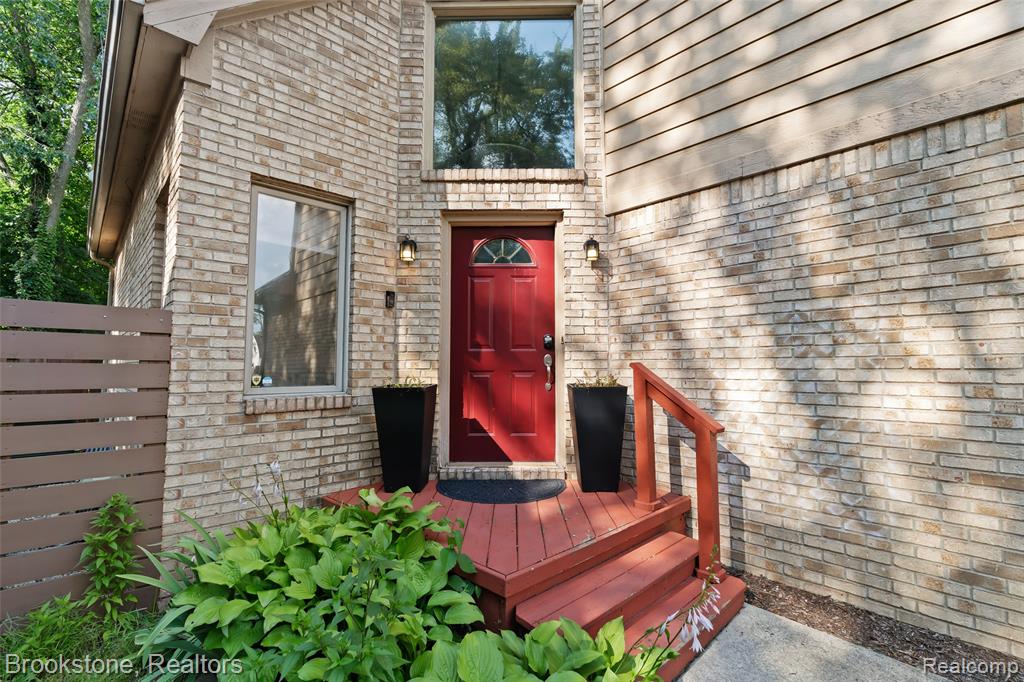 400 La Plaza Property Photo 2