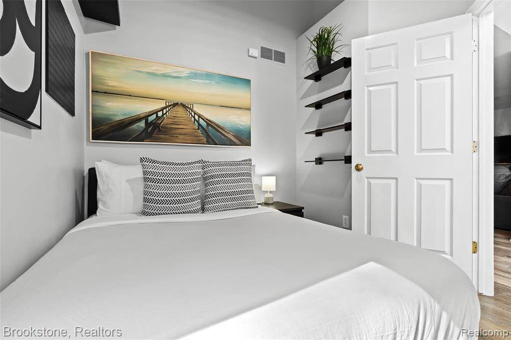 400 La Plaza Property Photo 9