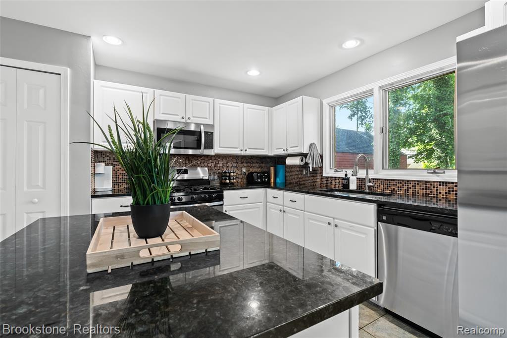 400 La Plaza Property Photo 19