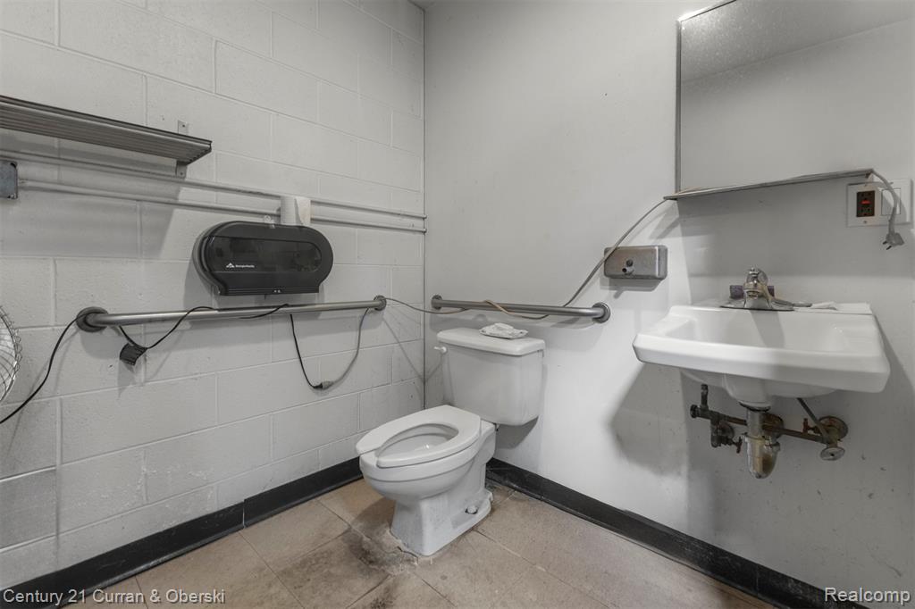 24101 W Warren Street Property Photo 21
