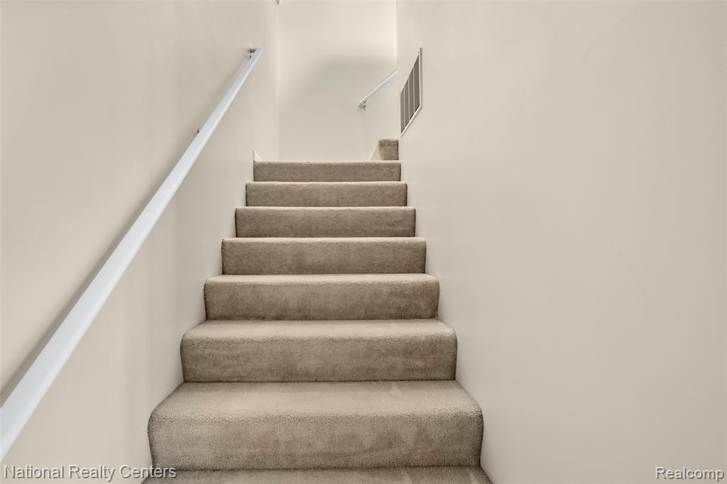 7201 Farmingdale Lane Property Photo 5