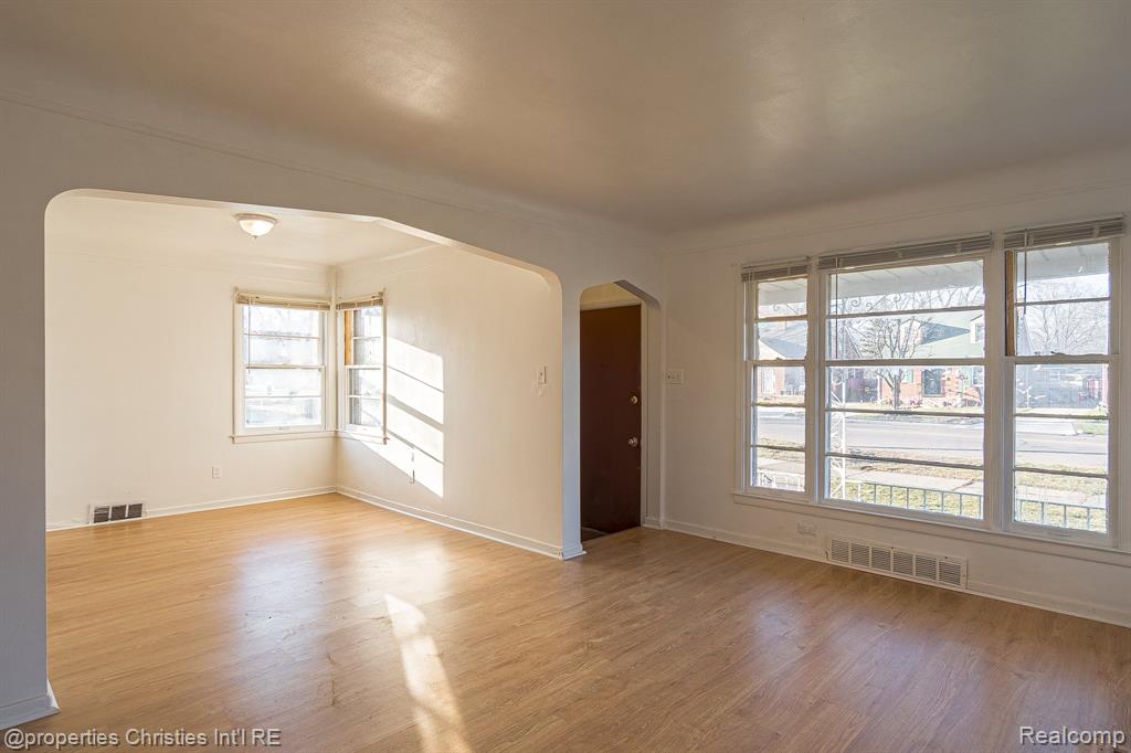 17902 Chester Street Property Photo 6