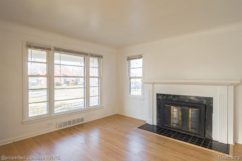17902 Chester Street Property Photo 8