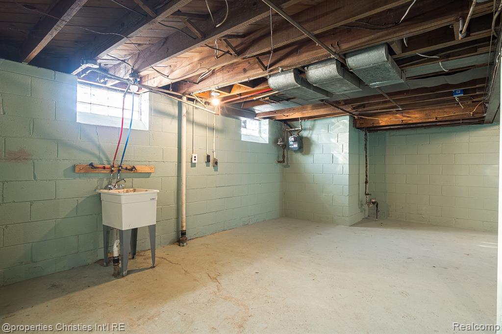 17902 Chester Street Property Photo 35