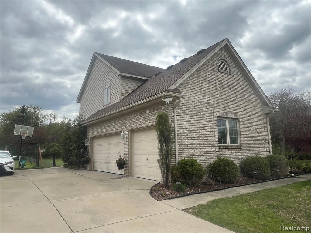 21589 Hunter Circle Property Photo 5