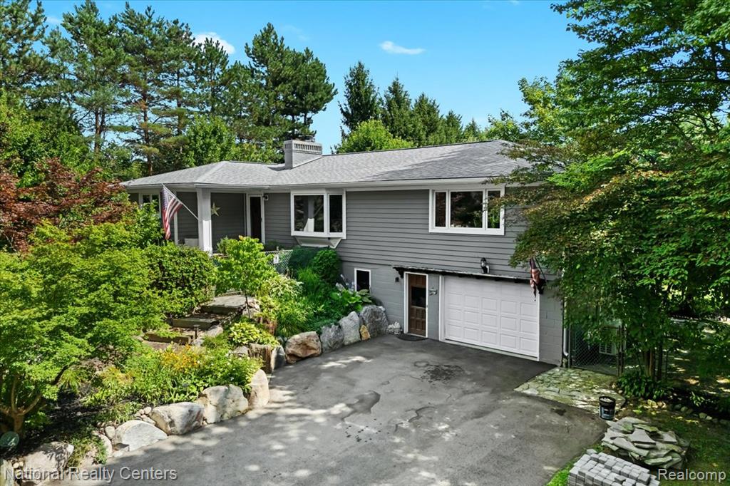 1785 Middle Road Property Photo 1