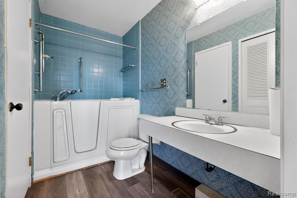 1042 Trevor Place Property Photo 12