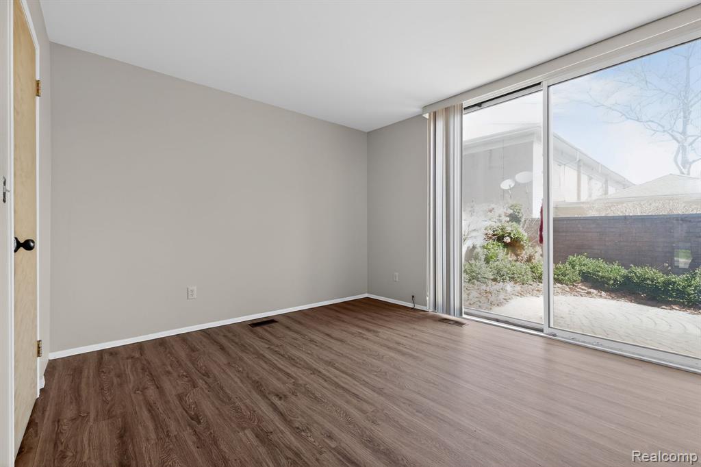 1042 Trevor Place Property Photo 13